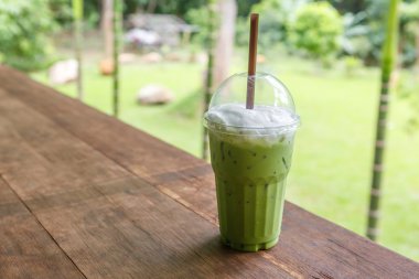 Yeşil çay kahve kafede masada buz