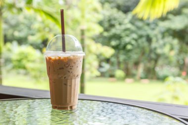 Buzlu kahve kafede masada 