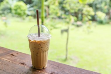 Buzlu kahve kafede masada 