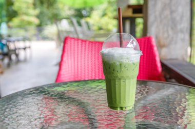 Yeşil çay kahve kafede masada buz