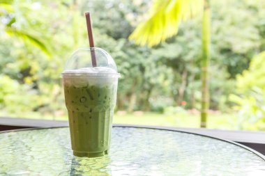 Yeşil çay kahve kafede masada buz