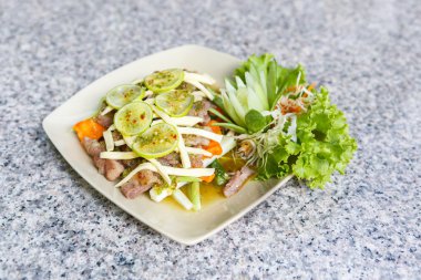 Barbekü et ile limon salata