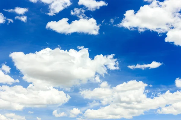 Wolken am blauen Himmel — Stockfoto