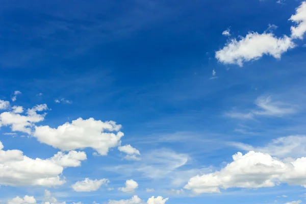 Nuvens no céu azul — Fotografia de Stock