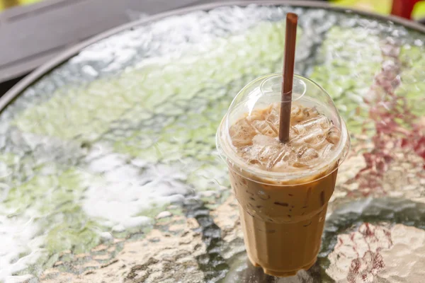 Café helado en la mesa en la cafetería —  Fotos de Stock