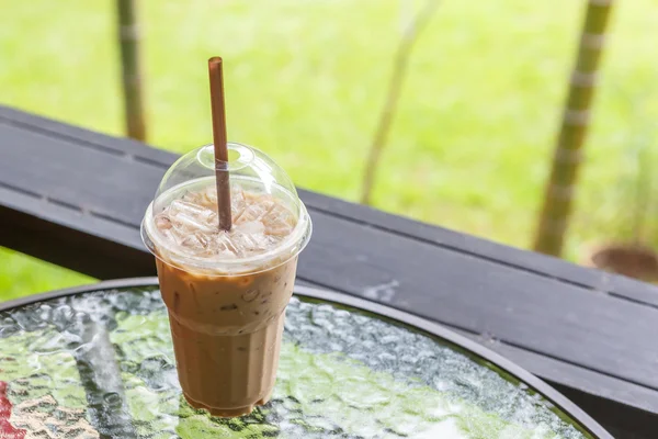 Кофе со льдом на столе в кафе — стоковое фото