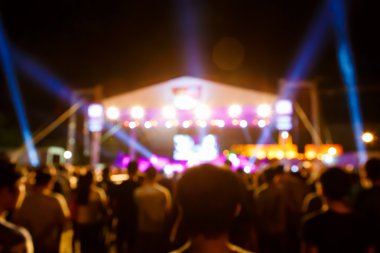 Kalabalık konser sahne önünde