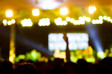 Kalabalık konser sahne önünde