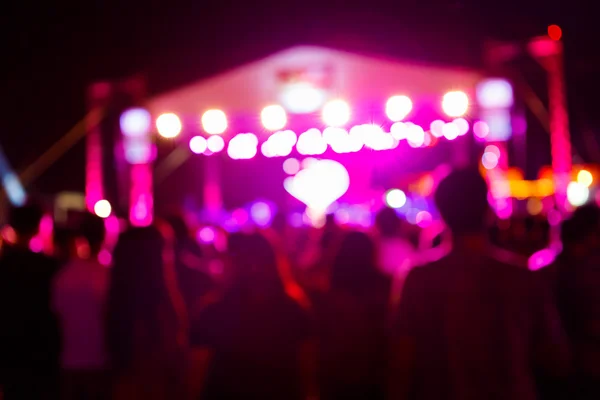 Multitud en concierto frente al escenario —  Fotos de Stock