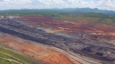 Havadan görünümü madenciliği Damperli kamyonlar linyit Kanaryalar lampang Tayland çalışma için vurdu