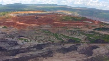 Havadan görünümü madenciliği Damperli kamyonlar linyit Kanaryalar lampang Tayland çalışma için vurdu