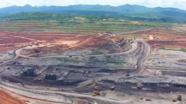 Havadan görünümü madenciliği Damperli kamyonlar linyit Kanaryalar lampang Tayland çalışma için vurdu