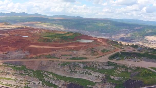 为挖掘卸车工作在褐煤煤矿南邦府泰国拍摄的鸟瞰图 — 图库视频影像