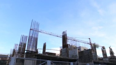 İnşaat alanında çalışan vinç