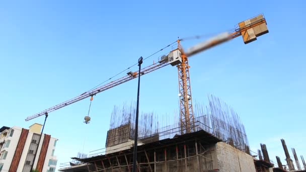 Crane arbetar på byggarbetsplatsen — Stockvideo