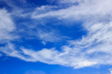 Mavi gökyüzünde bulutlar