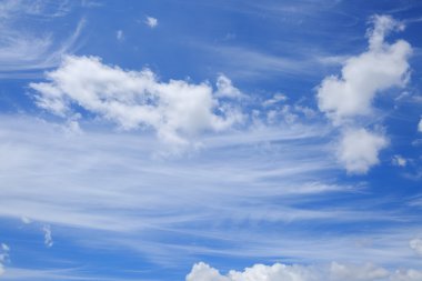 Mavi gökyüzünde bulutlar