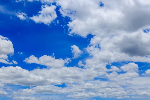 Nuvole sul cielo blu — Foto Stock