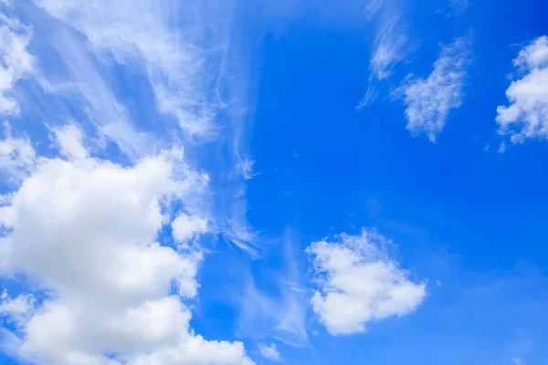 Nuvens no céu azul — Fotografia de Stock