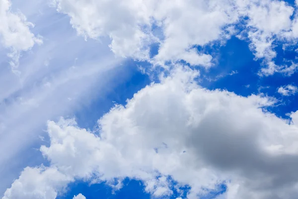 Wolken am blauen Himmel — Stockfoto