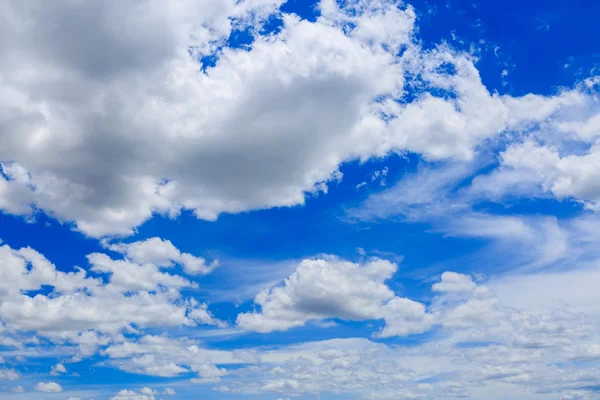 Wolken am blauen Himmel — Stockfoto