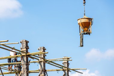 Mavi gökyüzü inşaat işinde çalışan vinç 