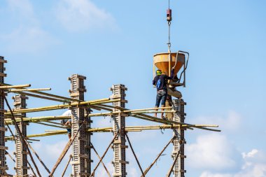 Mavi gökyüzü inşaat işçisi 