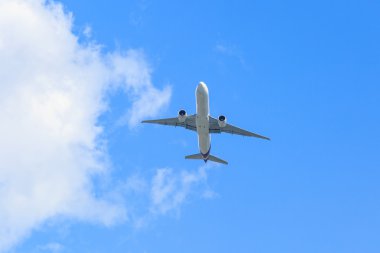 Uçak iniş mavi gökyüzü üzerinde hazırlamak