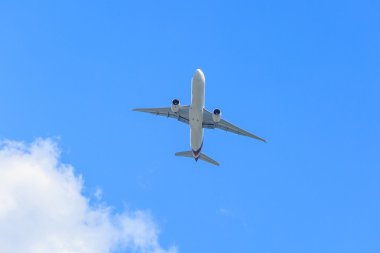 Uçak iniş mavi gökyüzü üzerinde hazırlamak