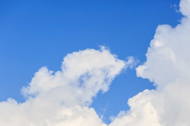 Mavi gökyüzünde bulutlar