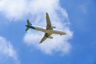 Uçak iniş mavi gökyüzü üzerinde hazırlamak