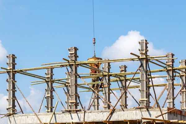 Travailleur travaillant dans la construction sur ciel bleu — Photo