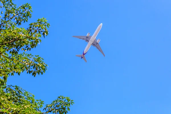 Avião prepara pouso no céu azul — Fotografia de Stock