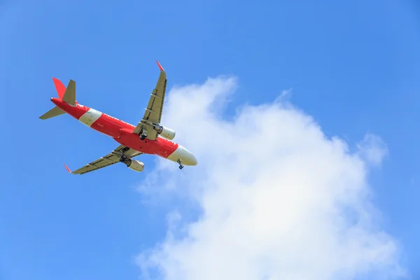 Plane prepare landing on blue sky — Stock Photo, Image