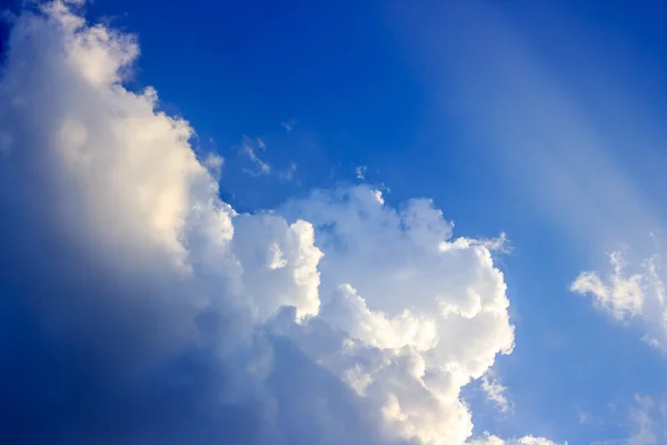 Nuvole sul cielo blu — Foto Stock