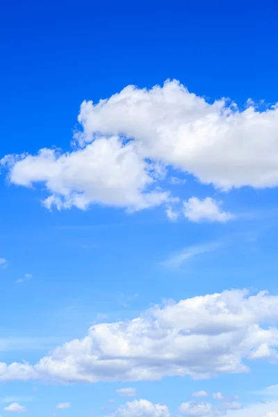 Nuvole sul cielo blu — Foto Stock