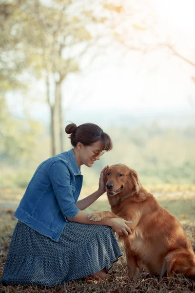 Piękna kobieta z psem ładny golden retriver — Zdjęcie stockowe