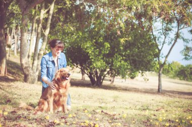 Şirin golden retriver köpekli güzel kadın