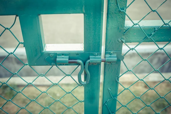 Groene metalen hek vergrendelen met pastel Toon — Stockfoto
