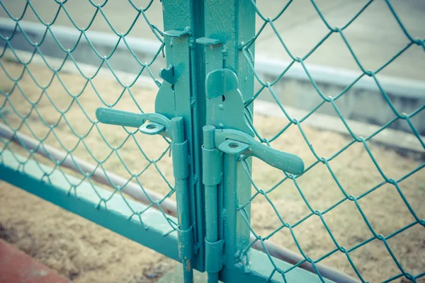 Groene metalen hek vergrendelen met pastel Toon — Stockfoto