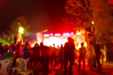 siluet kalabalık konser sahne alanı'nın önünde