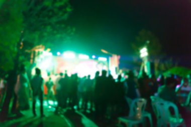 siluet kalabalık konser sahne alanı'nın önünde