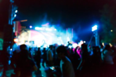 siluet kalabalık konser sahne alanı'nın önünde