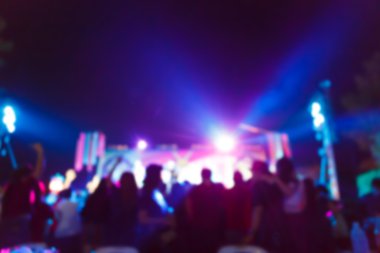 siluet kalabalık konser sahne alanı'nın önünde