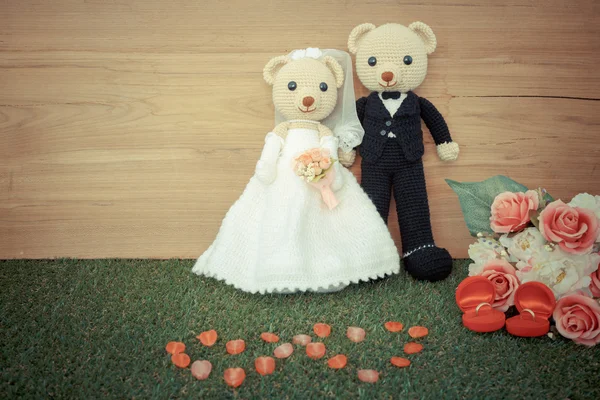 Romantischer Spielzeugbär in Hochzeitsszene — Stockfoto