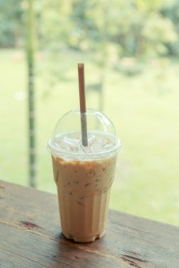 Buzlu kahve kafede masada 