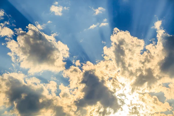 Luce del sole con nuvola sul cielo blu — Foto Stock