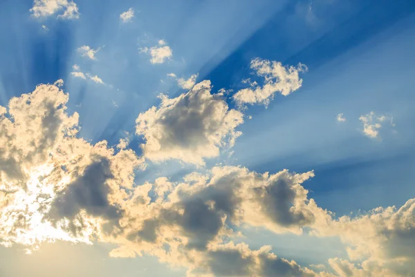 Luce del sole con nuvola sul cielo blu — Foto Stock