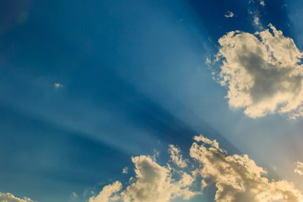 Luce del sole con nuvola sul cielo blu — Foto Stock