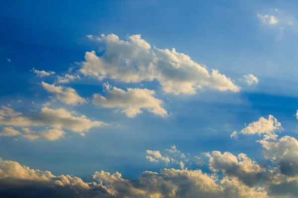 Luce del sole con nuvola sul cielo blu — Foto Stock